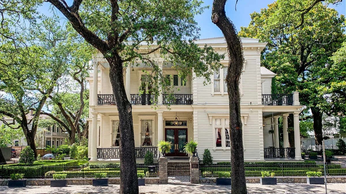Garden District Walking Tour